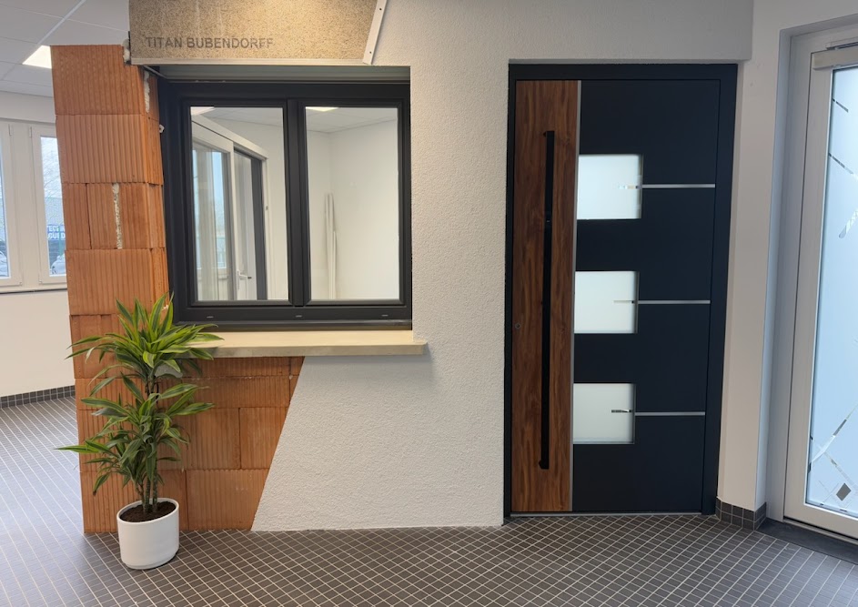 Fenêtre et porte d’entrée exposées au showroom Oxygen Ouvertures 54 à Ludres près de Nancy